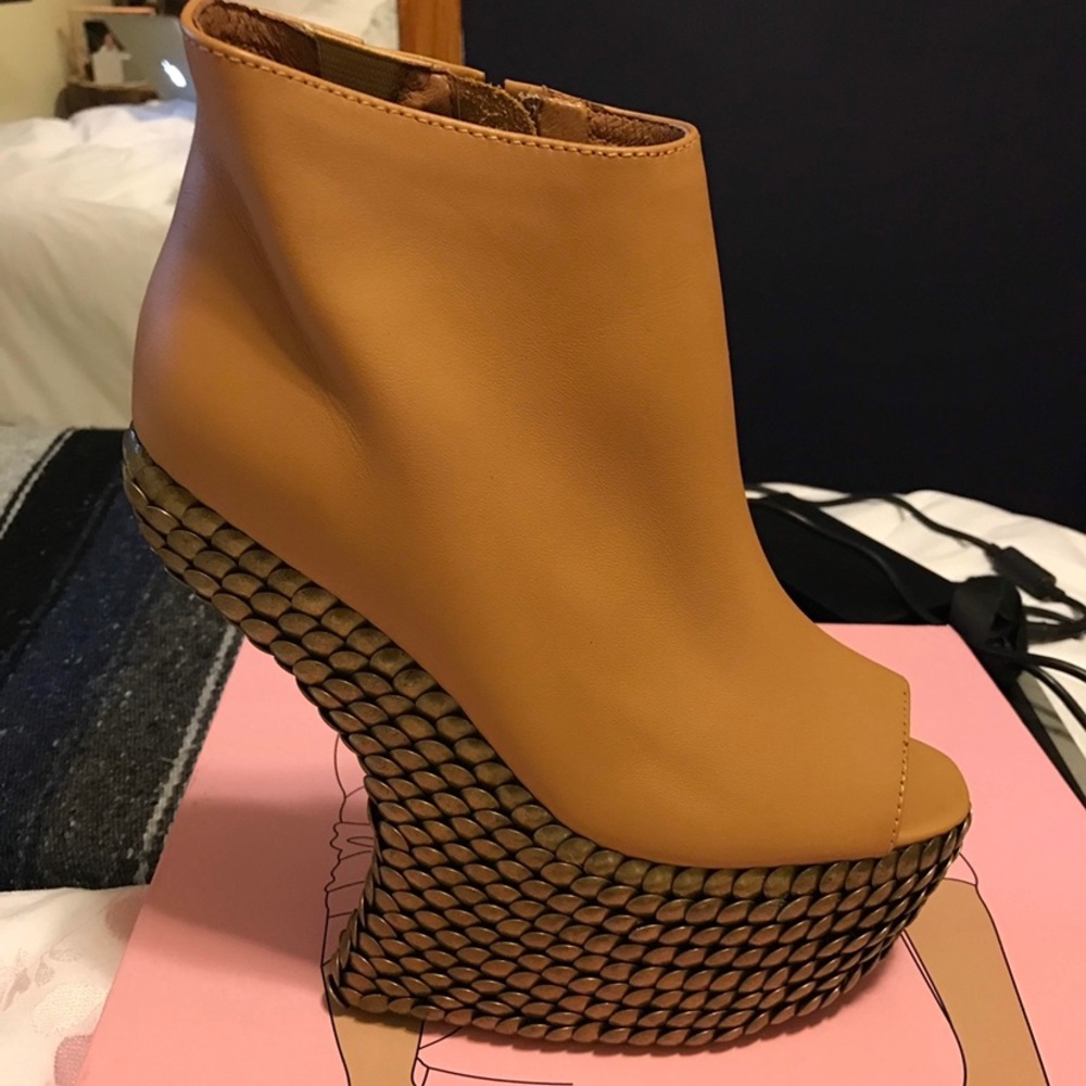 Brand new in box Jeffery Campbell’s size 7.5